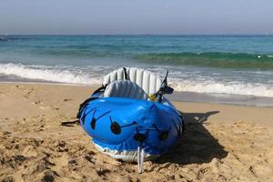 nahariya Israel augusti 10, 2020. sporter Utrustning och Utrustning i en stad parkera på de stranden. foto