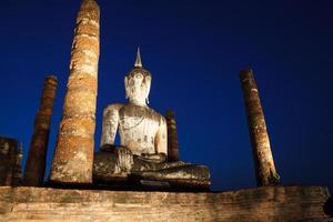 forntida buddha staty. sukhothai historiska park, sukhothai-provinsen, Thailand foto