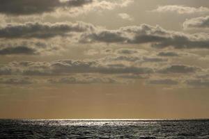 moln i de himmel över de medelhavs hav. foto