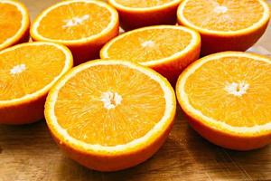 apelsiner skuren uppsättning på trä foto