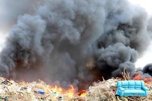 brand - okontrollerad brinnande orsakar fast egendom skada. foto