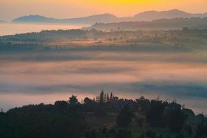 dimmig morgon- soluppgång i berg på khao-kho Phetchabun, Thailand foto