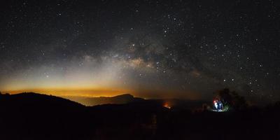 panorama mjölkig sätt galax på doi Inthanon chiang maj, thailand. lång exponering fotografera. med spannmål foto