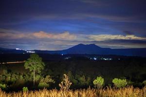 landskap natt himmel på sväng salang luang nationell parkera Phetchabun, Tung slang luang är gräsmark savann i thailand foto