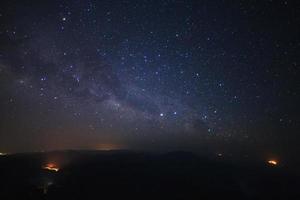 mjölkig sätt galax med belysning på de väg på doi Inthanon chiang maj, thailand. foto