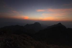 landskap hög berg solnedgång på doi luang chiang dao, i chiang mai provins, thailand foto