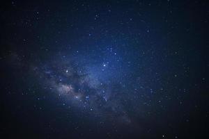 starry natt mjölkig sätt astronomi. lång exponering fotografi.med spannmål foto