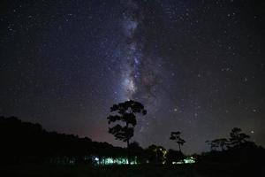 Vintergatan vid Phu Hin Rong Kla National Park, Phitsanulok Thailand. Lång exponeringsfotografi. Med korn foto