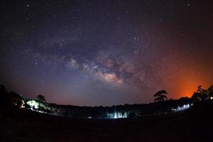 mjölkig sätt på phu hin rong kla nationell parkera, lång exponering fotografera, med spannmål foto