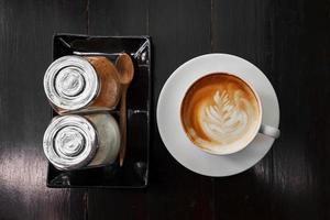 kopp av latte kaffe och socker på trä- foto
