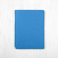 blå anteckningsbok på vit trä- tabell, topp se foto