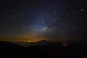 mjölkig sätt galax på doi Inthanon chiang maj, thailand.lång exponering fotografi.med spannmål foto