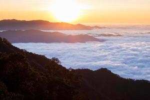 moln tycka om hav och vattenfall i hög berg. soluppgång på doi phu nang nationell park,nan thailand foto