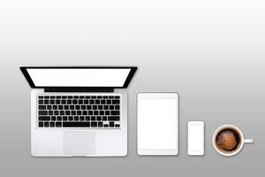 laptop surfplatta smartphone och kaffe på gul bakgrund med textutrymme och kopieringsutrymme foto