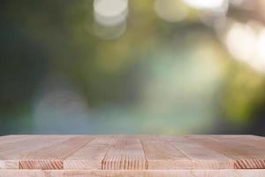 trä bordsskiva på bokeh grön bakgrund - kan användas för montage eller visa dina produkter foto