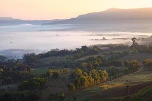 dimmig morgonsoluppgång i khao takhian ngo utsiktspunkt vid khao-kho phetchabun, thailand foto