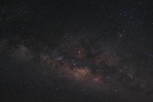 stänga upp Vintergatan galax med moln på phitsanulok i thailand. lång exponering fotografi.med spannmål foto