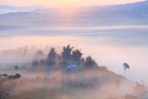 dimmig morgonsoluppgång i khao takhian ngo utsiktspunkt vid khao-kho phetchabun, thailand foto