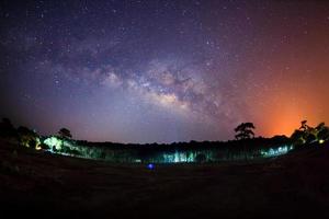 skön Vintergatan på en natt himmel, lång exponering fotografera foto