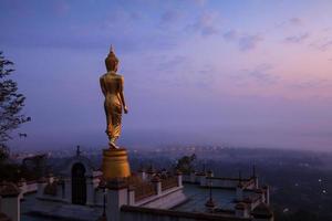 buddha staty stående på wat phra att khao noi i nan, thailand foto