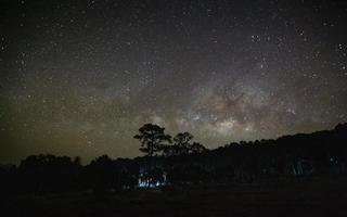 Vintergatan galax och siluett av träd med cloud.long exponering fotografi.med korn foto