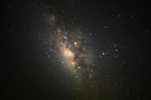 klart Vintergatan galaxen vid Phitsanulok i Thailand. lång exponering fotografi.med korn foto