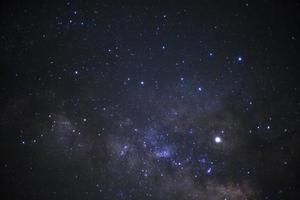 starlight i natt himmel och mjölkig sätt galax. lång exponering fotografi.med spannmål foto