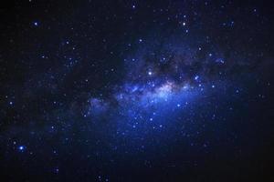 Vintergatan galax med stjärnor och rymddamm i universum, fotografi med lång exponering, med korn. foto