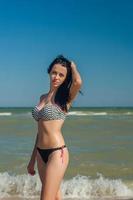 kvinna i bikini på hav bakgrund foto