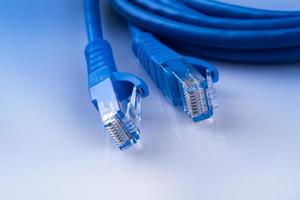 blå nätverk kabel- med gjuten rj45 plugg foto