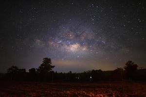 mjölkig sätt galax i phitsanulok thailand, lång exponering fotografi.med spannmål foto