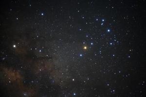 en vidvinkelvy av antaresregionen på Vintergatan foto