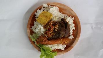 indonesiska lalapan ris som innehåller kyckling huvud och kyckling lever som är mycket utsökt foto