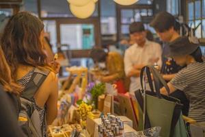 bangkok thailand - 9 juli 2017 obekant människor i chang chui gemenskap köpcenter i bangkok city.chang chui de gemenskap köpcenter i hipster stil i bangkok stad foto