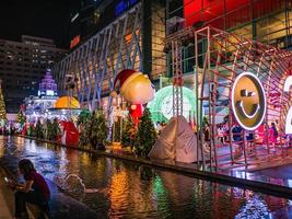 bangkok thailand - 13 december 2018 jul festival på fyrkant i främre av central värld avdelning Lagra på bangkok stad thailand foto