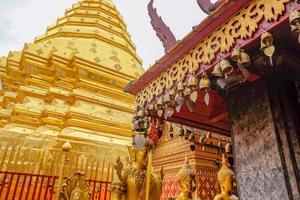 wat phra den där doi suthep gyllene pagod på chiang mai stad thailand.wat phra den där doi suthep är de mest Viktig tempel av chiang mai människor foto