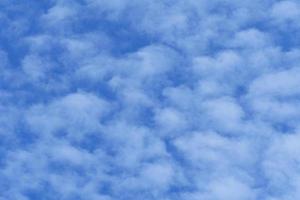 blå himmel med många vit moln. foto