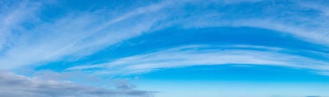 panorama- se av blå himmel med Fantastisk moln foto