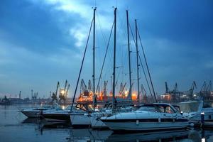 yachter och båtar efter solnedgång i de hamn. svart hav, varna, bulgarien. foto