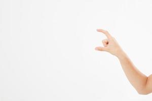 kvinnlig hand som mäter osynliga föremål, kvinnans handflata gör gest samtidigt som den visar en liten mängd av något på vit isolerad bakgrund, sidovy, närbild, utklipp, kopieringsutrymme foto