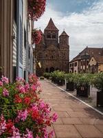 gammal gator och medeltida by marmoutier, Alsace foto