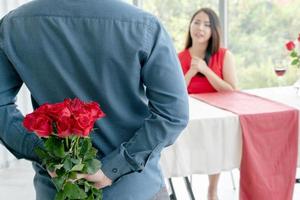 romantisk överraskning begrepp - en man innehav en bukett av ro foto