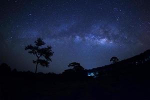 Vintergatan vid Phu Hin Rong Kla National Park, Phitsanulok Thailand. Lång exponeringsfotografi. Med korn foto