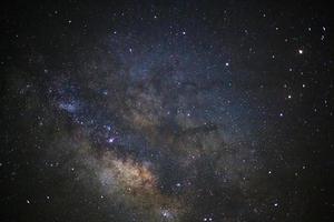 Vintergatan galaxen vid phitsanulok i thailand. lång exponering fotografi.med korn foto