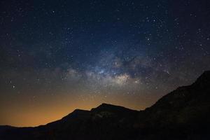 mjölkig sätt galax med stjärnor över berg, lång exponering fotografera, med spannmål. foto
