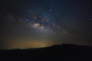 mjölkig sätt galax med stjärnor över moutain på phu hin rong kla nationell park, phitsanulok thailand, lång exponering fotografi.med spannmål foto