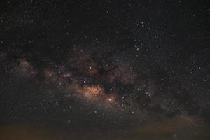 Vintergatan galaxen vid phitsanulok i thailand. lång exponering fotografi.med korn foto