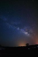 mjölkig sätt galax och silhuett av träd med moln på phu hin rong kla nationell park, phitsanulok thailand foto