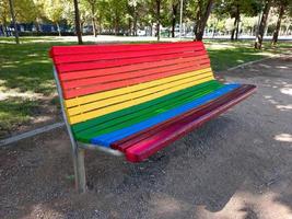 bänk, sittplats målad i de färger av lgbti foto
