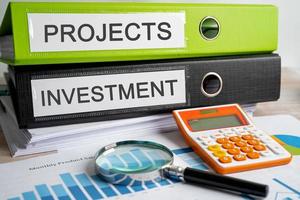 projekt och investering, Pärm data finansiera Rapportera företag med Graf analys i kontor. foto
